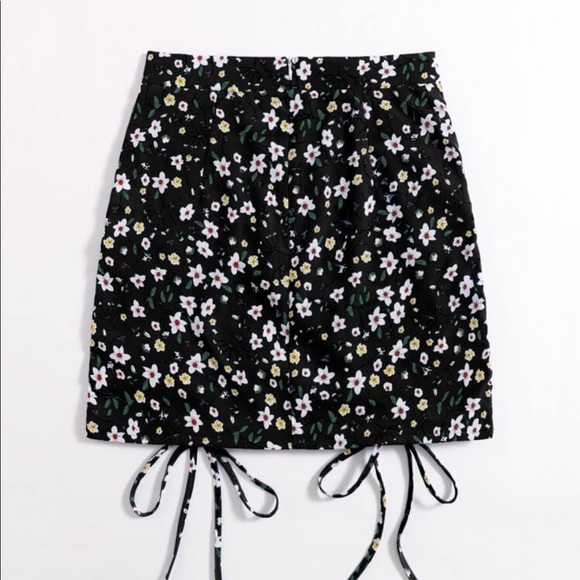 Black floral skirt. Scrunches up size (xs) from shein - Picture 4 of 6